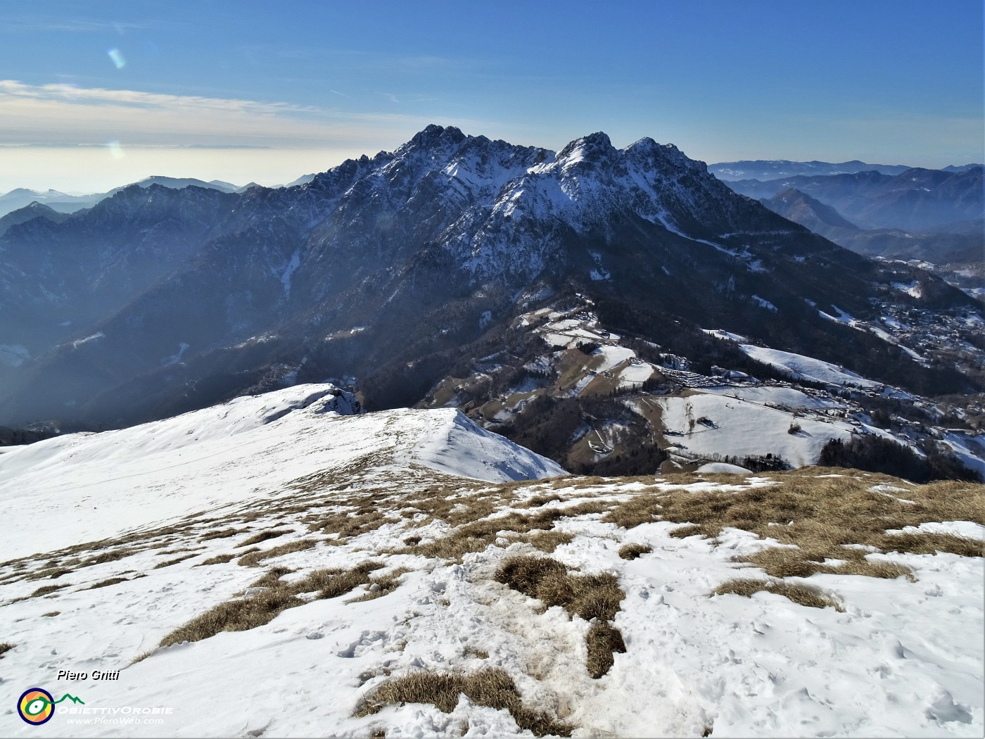 23 In ripida salita per pratoni cosparsi di neve con vista in Alben.JPG